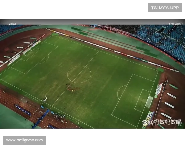 终场哨响,那不勒斯球员瘫坐草地错失追分良机